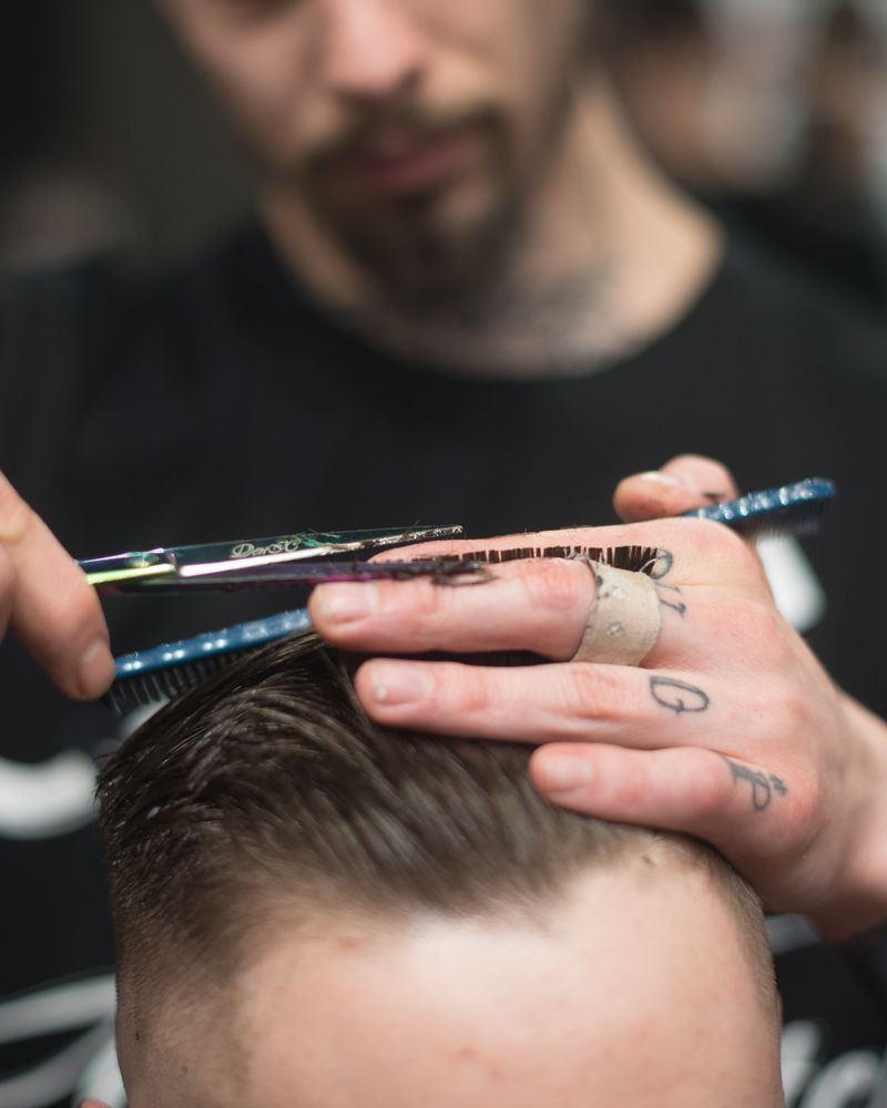 Barber Bradivo pri práci